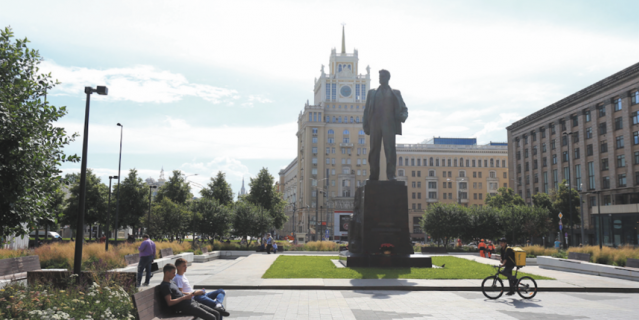 Спустя десятилетия на площадь вернулись деревья.