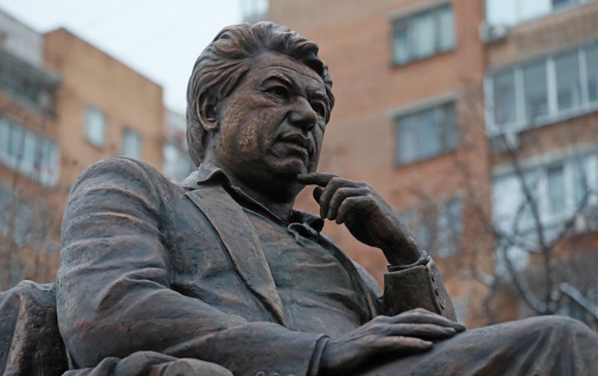 Памятник Чингизу Айтматову открыли в Москве