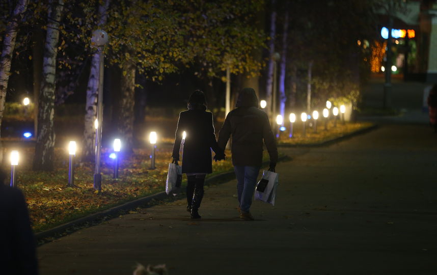 Детишкам новые фонарики пришлись по душе. Но многие недовольны такой иллюминацией. Фото Василий Кузьмичёнок