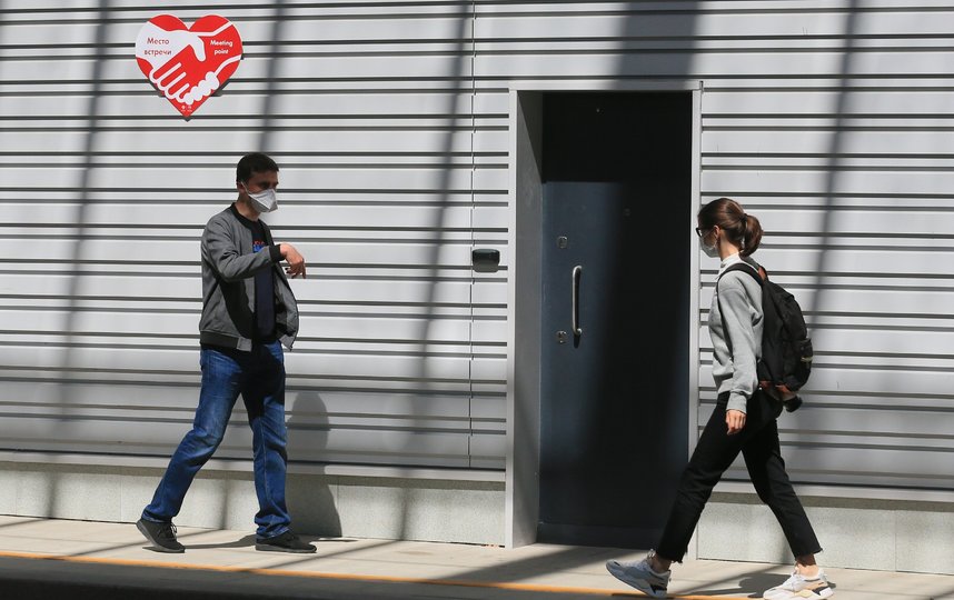 Знак "Место встречи" не позволит потеряться парочкам. Фото Василий Кузьмичёнок