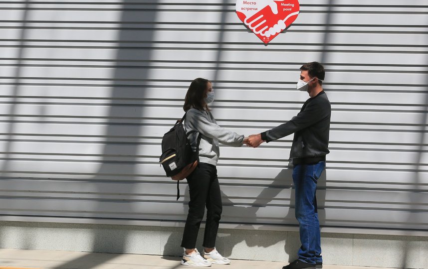 Знак "Место встречи" не позволит потеряться парочкам. Фото Василий Кузьмичёнок