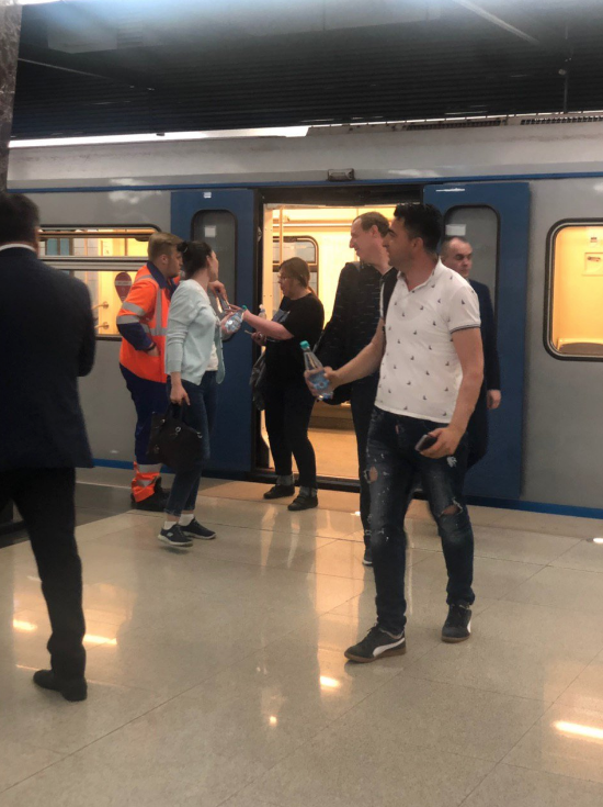 Пассажиры, которые застряли в поездах столичного метро, поделились эмоциями