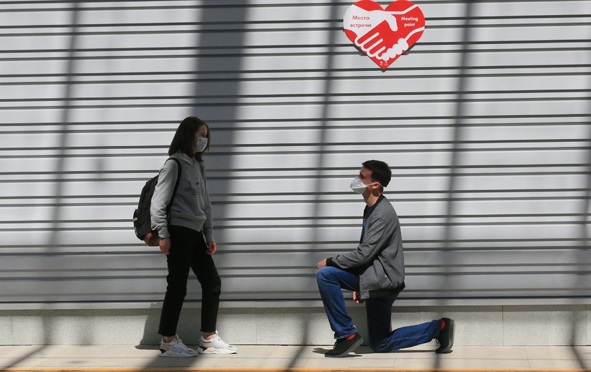 Знак "Место встречи" не позволит потеряться парочкам. Фото Василий Кузьмичёнок