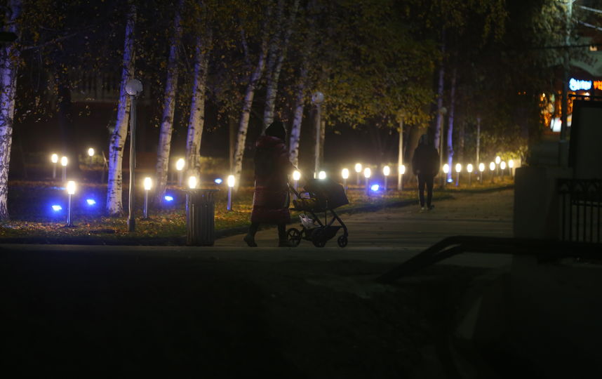 Детишкам новые фонарики пришлись по душе. Но многие недовольны такой иллюминацией. Фото Василий Кузьмичёнок