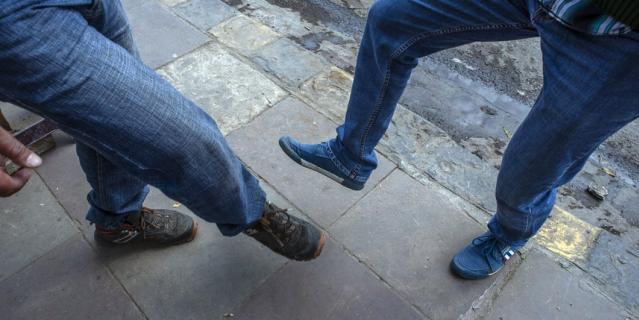 "Дай пять!" ногой.