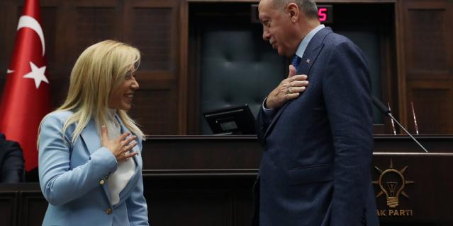 Рука у сердца.