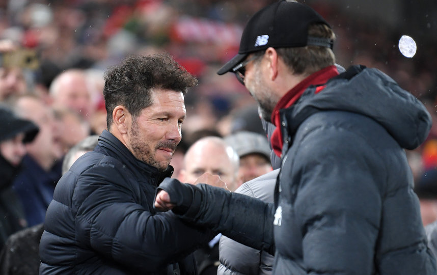 Приветствие с помощью предплечья. Фото Getty