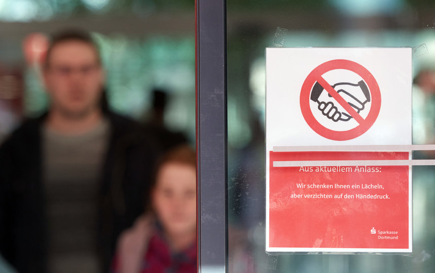 Четыре альтернативных способа приветствовать друг друга во время коронавируса