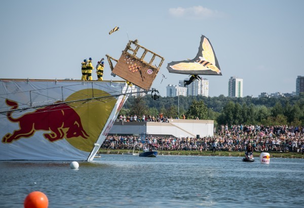 Поддержи команду Metro и выиграй 2 билета на Red Bull Flugtag в Москве