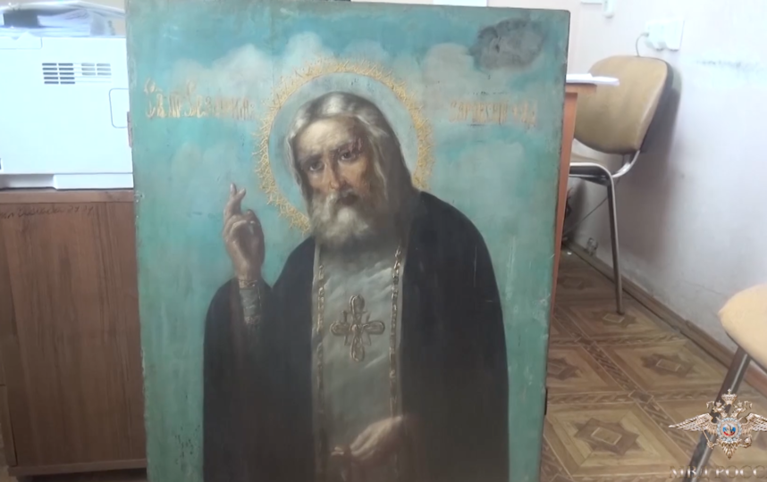 Полицейские раскрыли дело о похищении икон XIX - начала XX веков из храма в Подмосковье. Фото скриншот видео МВД РФ