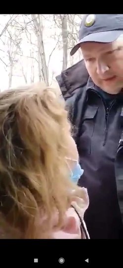 Сотрудник полиции пожаловался, что женщина расцарапала ему лицо. Фото скриншот из Telegram-канала, в котором было размещено видео