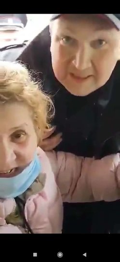 Сотрудник полиции пожаловался, что женщина расцарапала ему лицо. Фото скриншот из Telegram-канала, в котором было размещено видео