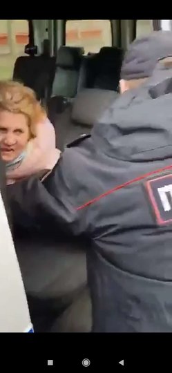 В Сети появилось видео жёсткого задержания полицейскими и сотрудниками Росгвардии пожилой женщины. Фото скриншот из Telegram-канала, в котором было размещено видео