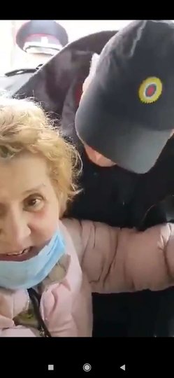 Сотрудник полиции пожаловался, что женщина расцарапала ему лицо. Фото скриншот из Telegram-канала, в котором было размещено видео