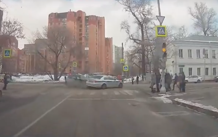 Полицейский автомобиль влетел в пешеходов в Москве. Видео