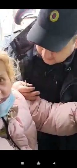 Сотрудник полиции пожаловался, что женщина расцарапала ему лицо. Фото скриншот из Telegram-канала, в котором было размещено видео