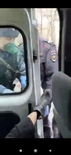 В Сети появилось видео жёсткого задержания полицейскими и сотрудниками Росгвардии пожилой женщины. Фото скриншот из Telegram-канала, в котором было размещено видео