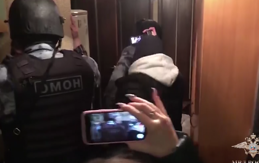 Задержаны подозреваемые в незаконном обороте икры. Фото скриншот видео МВД