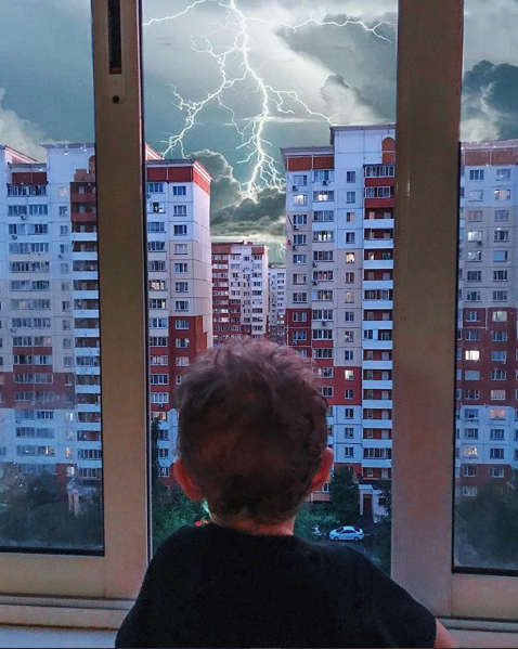 Пользователи соцсетей делятся фотографиями московской грозы