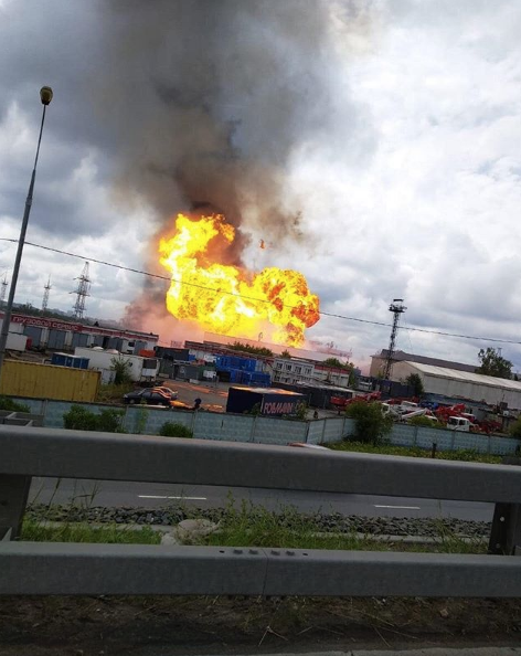 Пользователи соцсетей делятся фотографиями крупного пожара в Мытищах: горит ТЭЦ