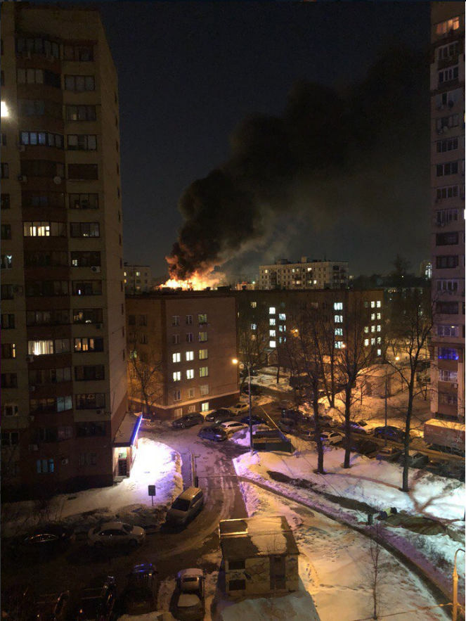 Пожар площадью 500 кв. м произошёл в ангаре на юго-востоке Москвы. Видео