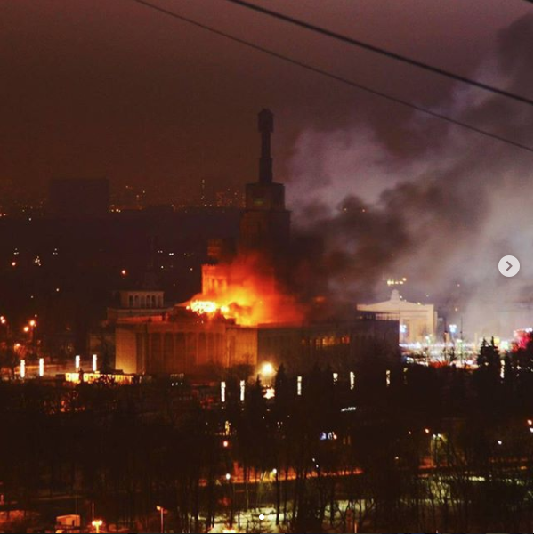 Пожар в Центральном павильоне ВДНХ в Москве сняли на видео