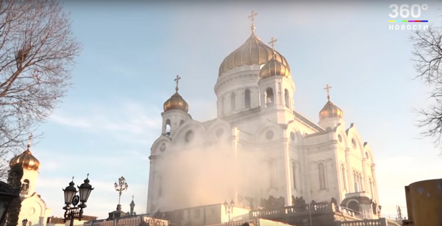 Пожар произошёл в бытовках у Храма Христа Спасителя в Москве. Видео
