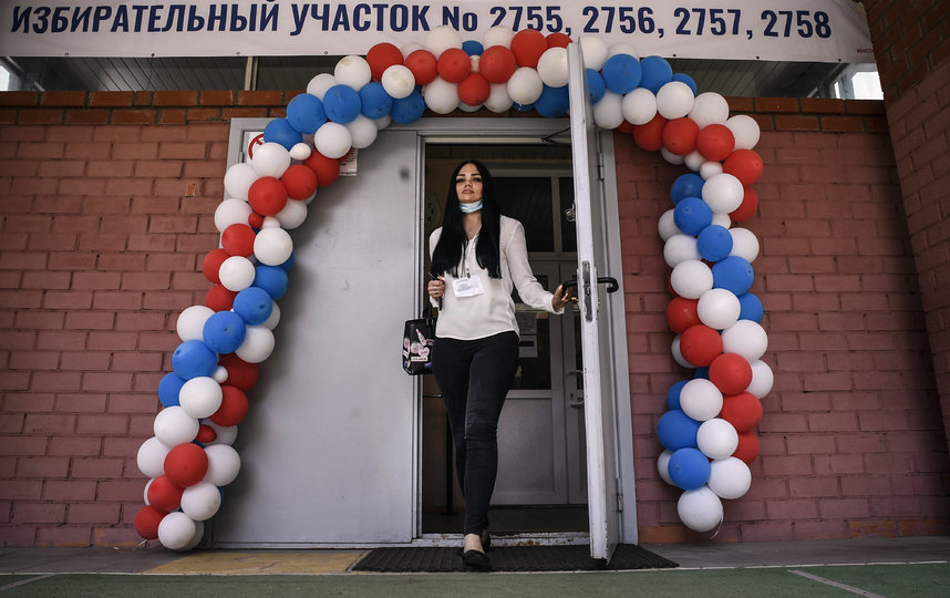 Один из проголосовавших. Фото AFP