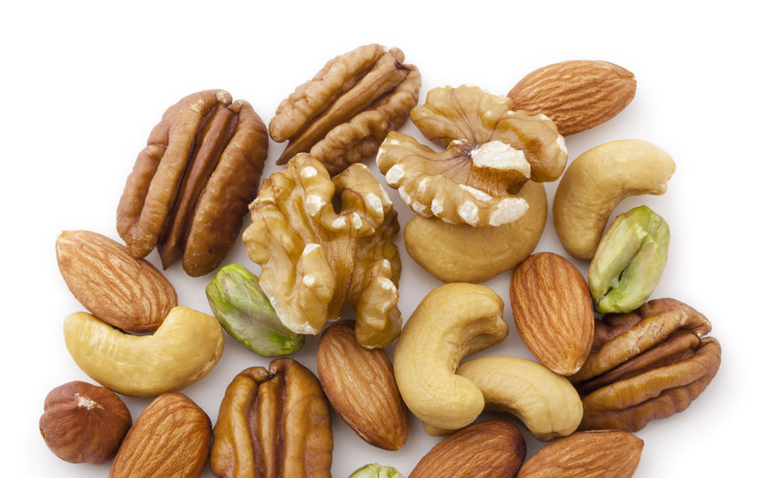 Содержащаяся в орехах и фруктах клетчатка способствует появлению чувства насыщения и полезна для работы ЖКТ. Фото istock