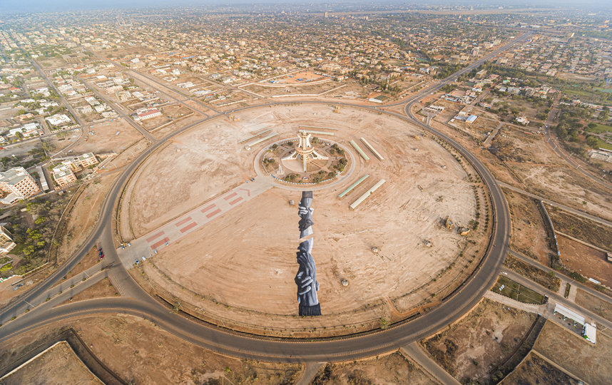В африканском городе Уагадугу появилось изображение двух огромных рук. Фото SAYPE