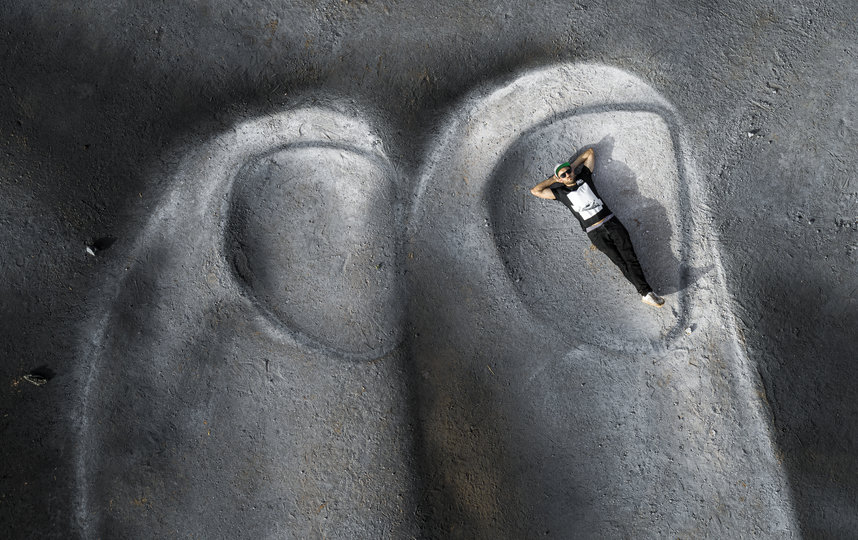 В африканском городе Уагадугу появилось изображение двух огромных рук. Фото SAYPE