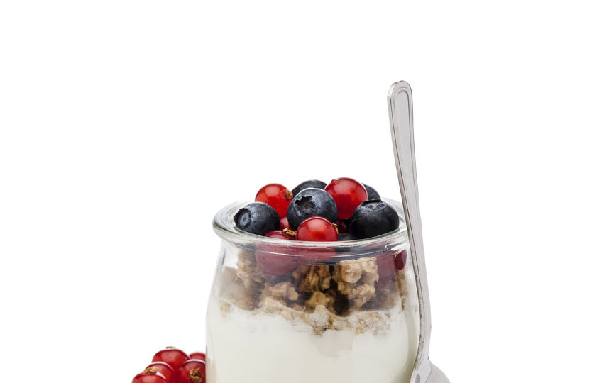 Приносите на работу полезные закуски, такие как фрукты и орехи. Фото istock