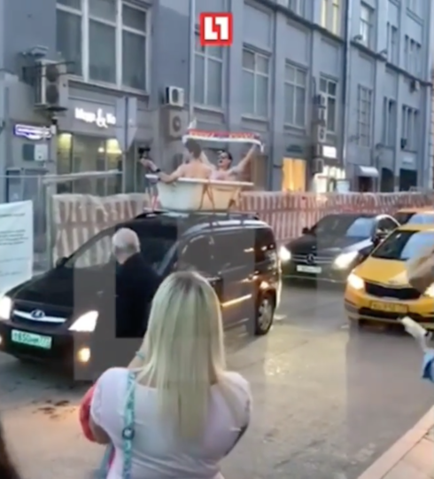 Российские фанаты прокатились по Москве в ванне. Видео