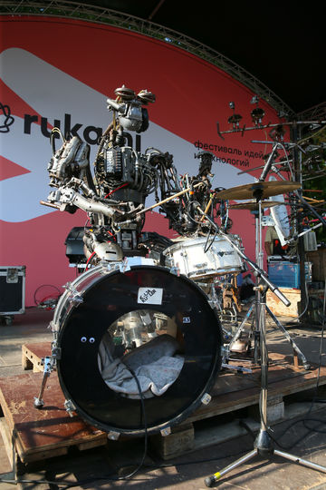 Роботы - рокеры покорили москвичей. Фото Василий Кузьмичёнок