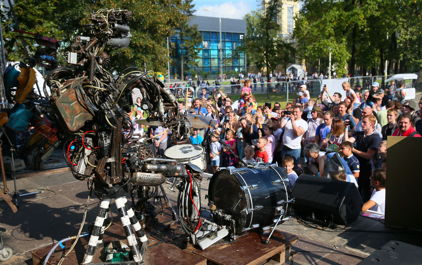 Роботы - рокеры покорили москвичей. Фото Василий Кузьмичёнок