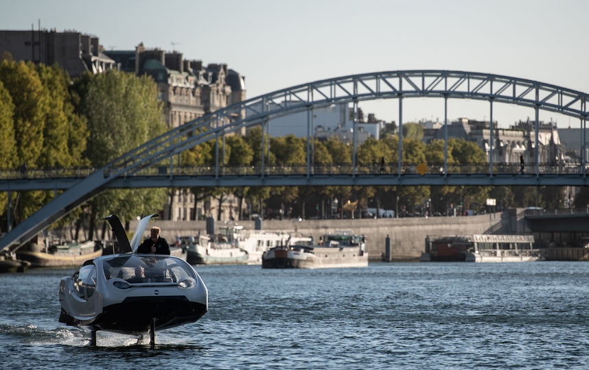 На Сене провели успешный тестовый запуск такси SeaBubbles. Фото AFP