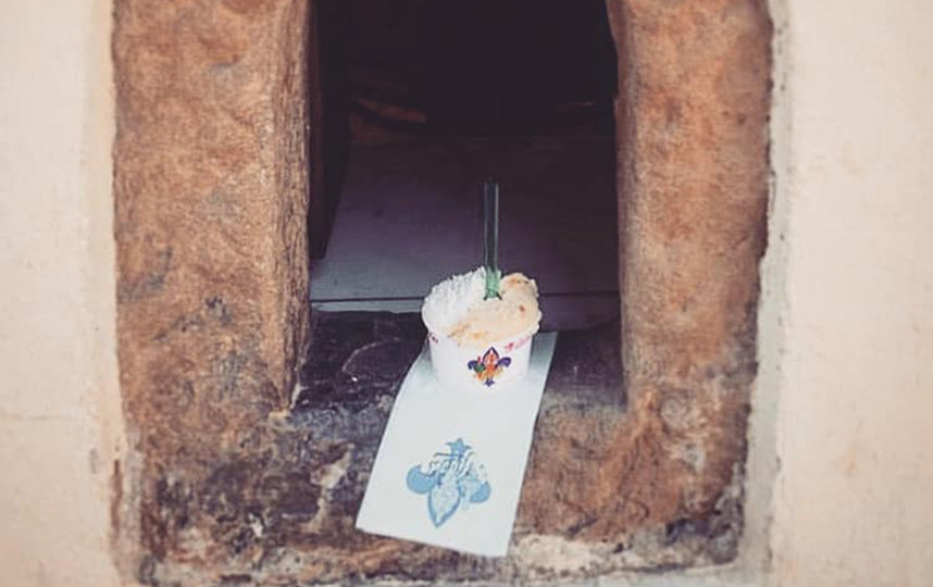 Через "винные окошки" продаются различные товары. Фото Facebook, Wine Windows Association