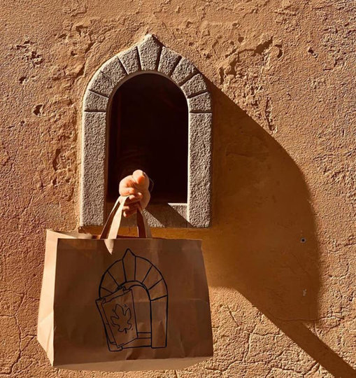 Через "винные окошки" продаются различные товары. Фото Facebook, Wine Windows Association