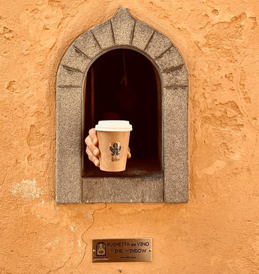 Через "винные окошки" продаются различные товары. Фото Facebook, Wine Windows Association