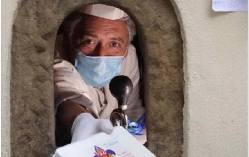 Через "винные окошки" продаются различные товары. Фото Facebook, Wine Windows Association