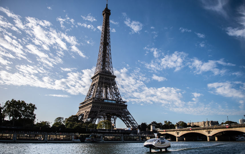 На Сене провели успешный тестовый запуск такси SeaBubbles. Фото AFP