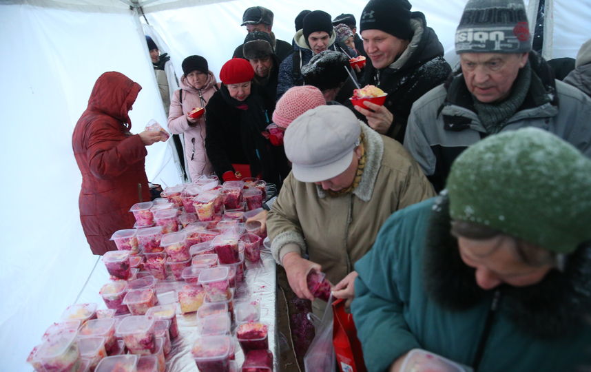 Раздача стартовала в 15 часов. Фото Василий Кузьмичёнок