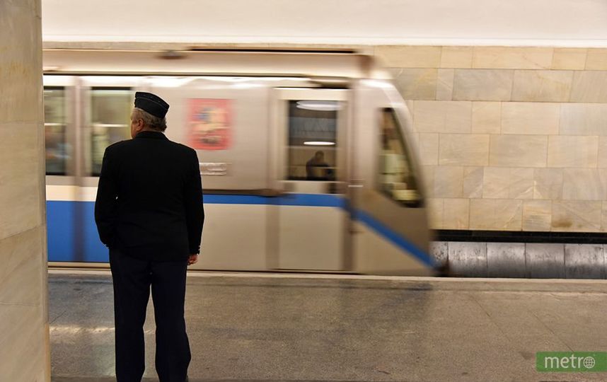 Таганско краснопресненская сбой. Челночное движение метро. Такт движения в метро. Поезда идут с интервалом на Таганско Краснопресненской линии сейчас. Дяденька в котелке и саквояжем в метро на Таганско-Краснопресненской.