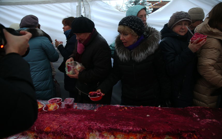 Раздача стартовала в 15 часов. Фото Василий Кузьмичёнок