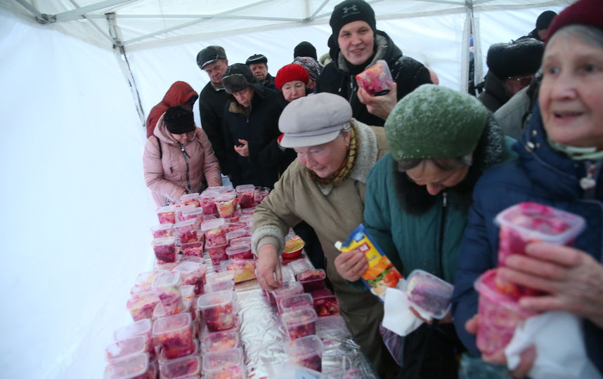 Раздача стартовала в 15 часов. Фото Василий Кузьмичёнок