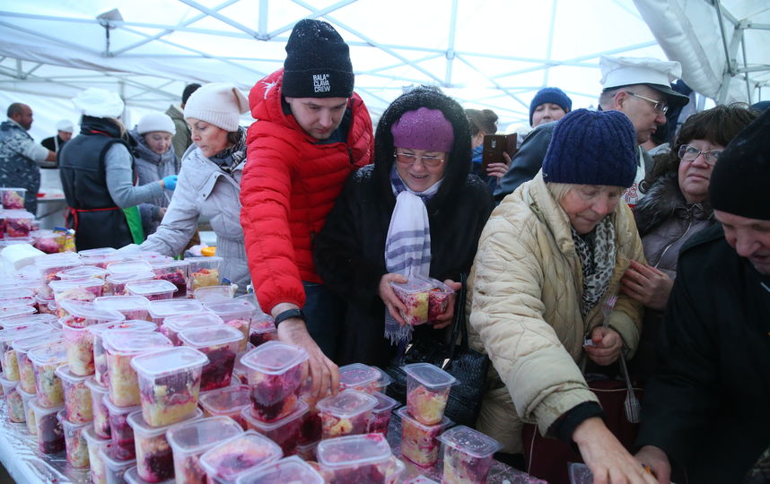 Раздача стартовала в 15 часов. Фото Василий Кузьмичёнок