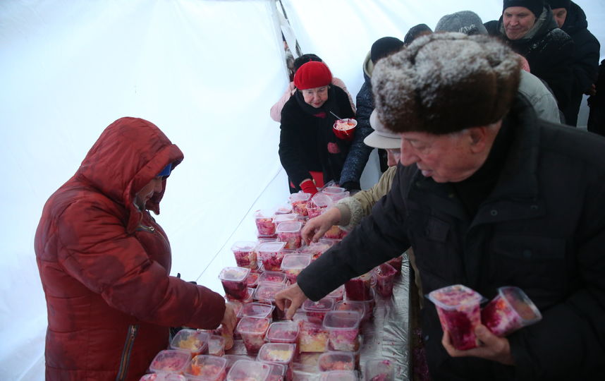 Раздача стартовала в 15 часов. Фото Василий Кузьмичёнок