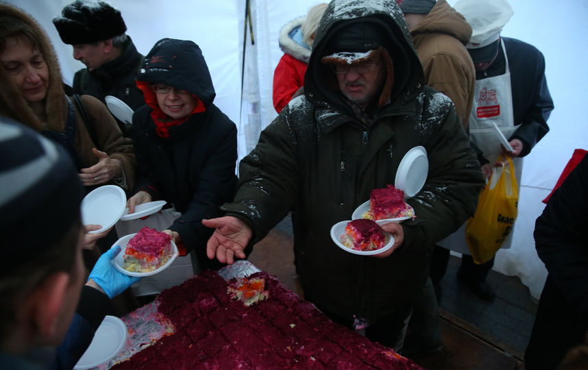 Раздача стартовала в 15 часов. Фото Василий Кузьмичёнок