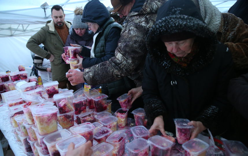 Раздача стартовала в 15 часов. Фото Василий Кузьмичёнок