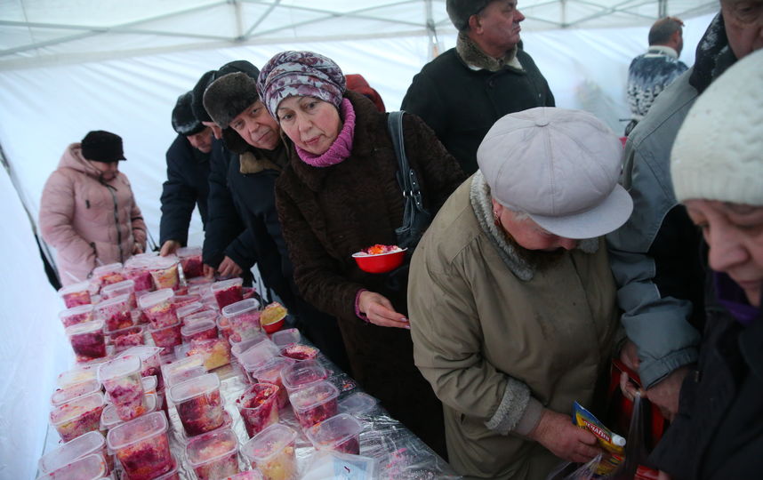 Раздача стартовала в 15 часов. Фото Василий Кузьмичёнок